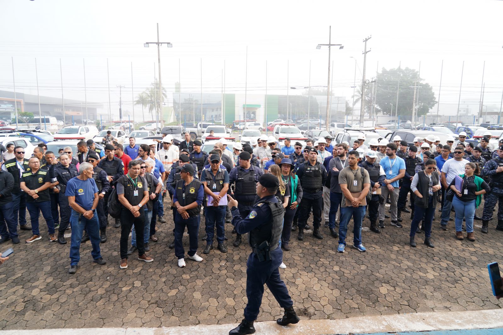 Equipes de soldados e oficiais militares se perfilaram no pátio do Comando Geral